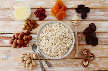 Granola barlar malzemeler ahşap arka planda, üstten görünüm