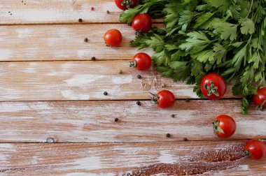 Yeşil yaprakları ile çeşitli taze domates. Üstten Görünüm