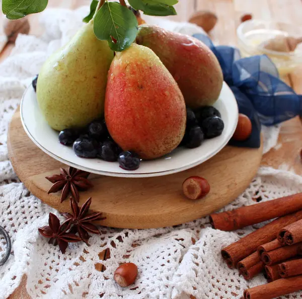 Pears with berries — Stock Photo, Image