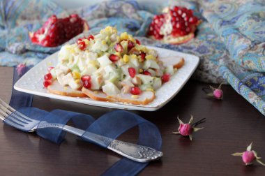 Nar ve kiviyle füme tavuk göğsü salatası. 