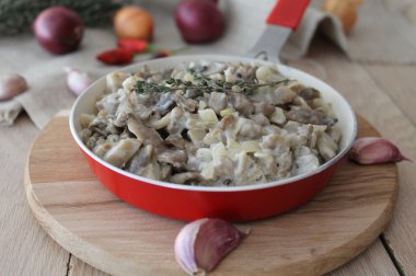 ekşi krema kekik ile kızarmış istiridye mantar 