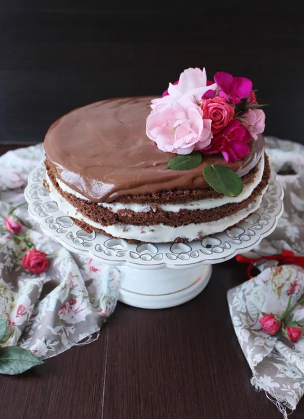 O bolo de cacau, bolo de chocolate delicioso . — Fotografia de Stock