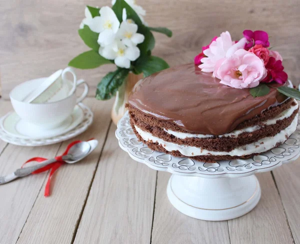 O bolo de cacau, bolo de chocolate delicioso . — Fotografia de Stock