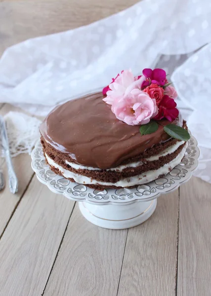 La torta al cacao, deliziosa torta al cioccolato . — Foto Stock