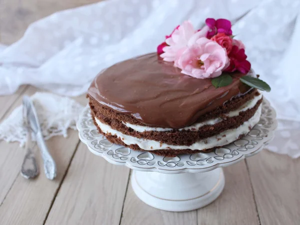 O bolo de cacau, bolo de chocolate delicioso . — Fotografia de Stock