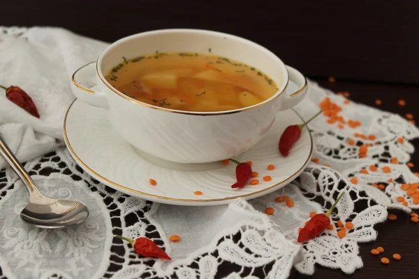 Легкий суп с красной чечевицей, морковью и картошкой — стоковое фото