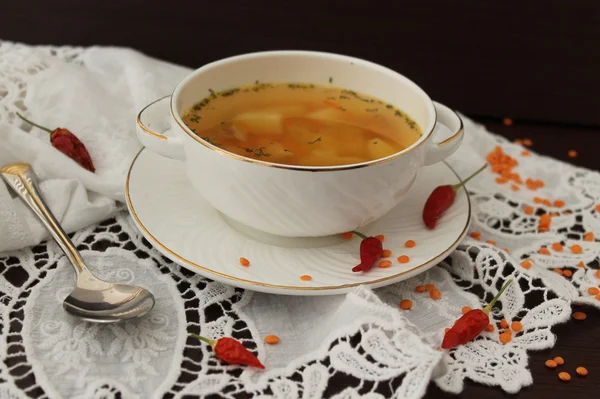 Soupe légère aux lentilles rouges, carottes et pommes de terre — Photo