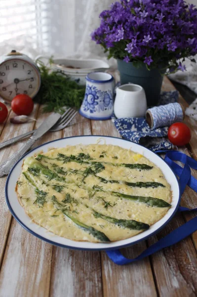 Omelett Med Mynta Grön Sparris Och Parmesanost — Stockfoto