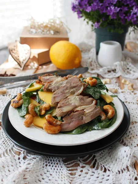 Salad Spinach Mango Duck — Foto de Stock