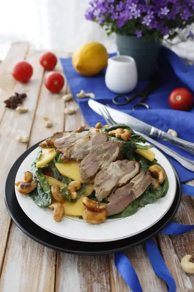 Salad Spinach Mango Duck — Foto de Stock