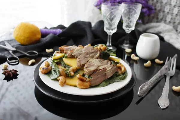 Salad Spinach Mango Duck — Foto de Stock