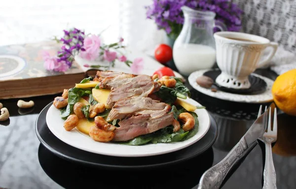 Salad Spinach Mango Duck — Foto de Stock