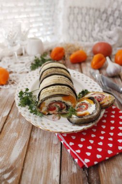 Patlıcan ruloları peynirle dolu.