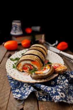 Patlıcan ruloları peynirle dolu.