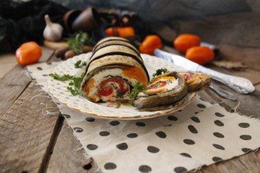 Patlıcan ruloları peynirle dolu.