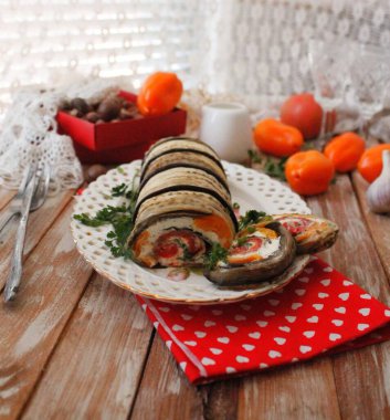 Patlıcan ruloları peynirle dolu.