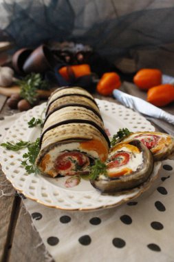 Patlıcan ruloları peynirle dolu.