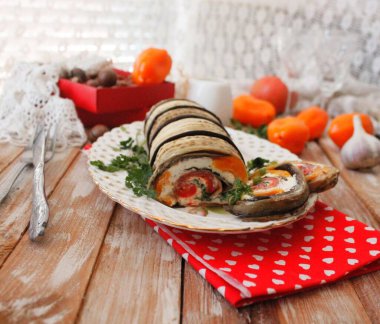 Patlıcan ruloları peynirle dolu.