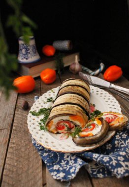 Patlıcan ruloları peynirle dolu.