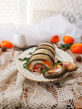 Patlıcan ruloları peynirle dolu.