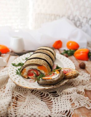 Patlıcan ruloları peynirle dolu.