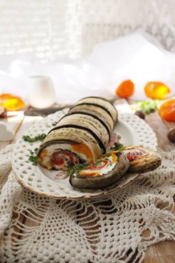 Patlıcan ruloları peynirle dolu.