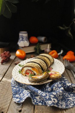 Patlıcan ruloları peynirle dolu.