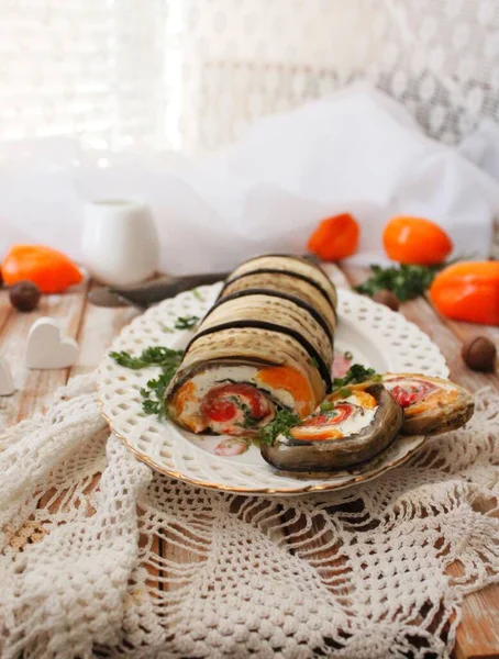 Patlıcan ruloları peynirle dolu.