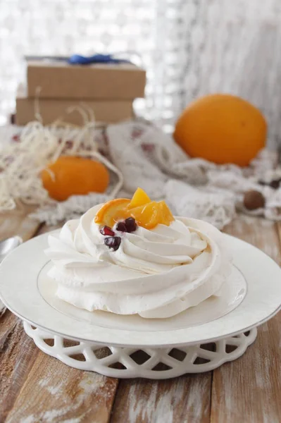 Bolo Pavlova Com Lascas Laranja — Fotografia de Stock