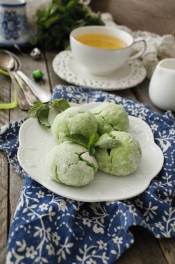 Yeşil nane kurabiyeleri, taze bitkilerle.