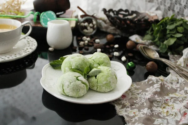 Зеленое Мятное Печенье Свежей Травой — стоковое фото