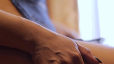 Şehvetli bir keşifte, kadınlar kendi bedenlerini nazikçe okşar. Yumuşak bir ışıkta, samimi ve şefkatli bir aşk yaratır.