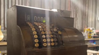 Bu video derlemesi eski tasarımını ve tarihsel bağlantısını vurgulayan klasik bir yazar kasaya sahiptir.