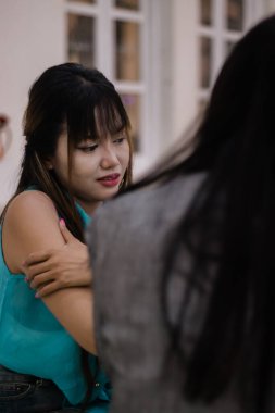 Duygusal bir etkileşim kaydedildi. İki kadın samimi bir sohbete girişiyor. Rahat ve kapalı bir ortamda destek ve empati gösteriyorlar..