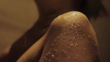 Videoyu kapat. Sıcak ışıkta yıkanan bir kadının huzurlu anını yakala. Yumuşak dokusunu vurgula.