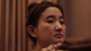 Estetik dönüşüm, ılık bir ortamda makyaj yapan sakin bir kadın, doğal güzelliğini...