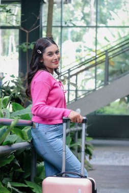 Pembe giyinmiş genç ve çekici bir kadın keşfedilmeye hazır. Elinde pembe valiziyle, kendine güveni tam ve şehir kaçışının maceralarını bekliyor..