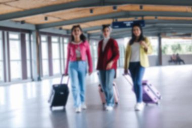 kadınlar, bokeh, birlikte, bulanık, sohbet, valiz, grup, arkadaşlık, gezgin, kaçış, varış, trend, stil, gezi, seyahat, bitkiler, havaalanı, kadın, genç, kadın, modern, kentsel, yaşam tarzı, tatil, moda, Asyalı, istasyon, kız,