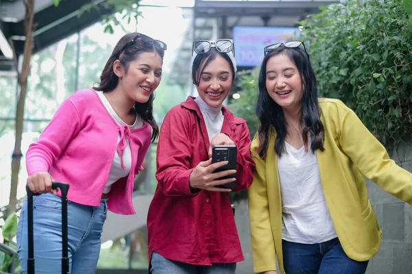 Seyahat deneyimlerini belgelemek isteyen üç arkadaş. Gülüşlerini paylaşıyorlar, unutulmaz bir tatilin ve arkadaşlığın özünü sergiliyorlar. Mutlu üçlü modern iletişimi sever..