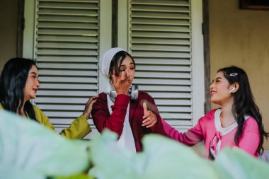 Kırılganlık anında yakalanan genç bir kadın şefkatli arkadaşları tarafından teselli edilir. Varlıkları empati ve sarsılmaz bir destek sunuyor, gerçek dostluğu vurguluyorlar..