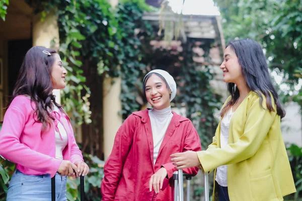 Üç ışıl ışıl genç kadın aynı neşeli anı paylaşıyor, yüzleri neşe ve heyecanla parıldıyor, birlikte seyahat ederken onları bekleyen heyecanlı macerayı ima ediyorlar..