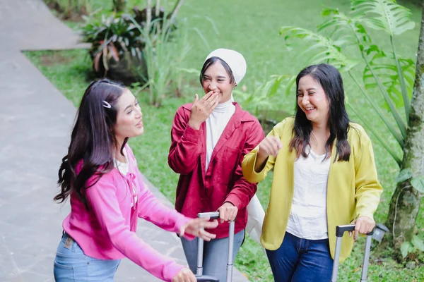 Üç ışıl ışıl genç kadın, mutluluk saçıyor, tatil maceralarına başlıyorlar, kahkahaları havayı dolduruyor, eğlenmeye ve keşfetmeye hazırlanıyorlar..