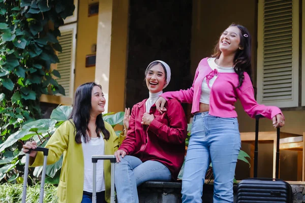 Coşkulu üç genç kadın, yaklaşan yolculuklarının beklentisinin tadını çıkarıyor. Keşfetme tutkularıyla birleştiklerinde, canlı çevreler arasında sevgi dolu anılar yaratırlar, neşe ve pozitif titreşimler yayarlar..