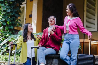 Ele geçirildikleri anda üç farklı genç kadın, bavullarıyla birlikte, keyifli bir değiş tokuşa dalmış, bir araya gelme maceralarının neşe dolu beklentilerini gözler önüne seriyorlar..