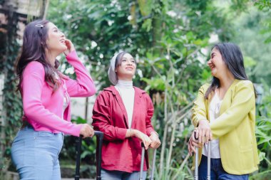 Her biri benzersiz stile sahip üç ışıltılı kadın, tatillerine başlamaktan heyecan duyuyorlar. Yolculuklarına başlamak için heyecanlı bir şekilde seyahat çantalarıyla birlikte gülümsedikleri görülüyor..