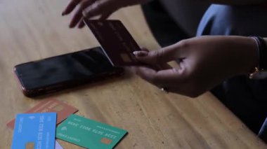 Kredi kartı seçen, finansal kararları, online işlemleri ve kişisel bankacılığı sembolize eden elleri kapatın. Modern yaşam tarzı ve ödeme yöntemleri.