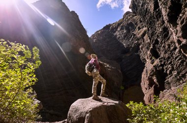 Dağlarda sırt çantalı bir kız.