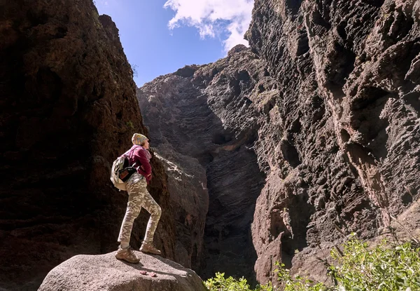Mädchen mit Rucksack im Berg — Stockfoto