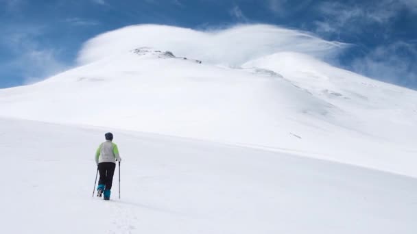 Girl climbs into the mountains — Stock Video