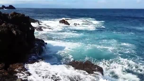 Die Wellen schlagen auf den Felsen — Stockvideo